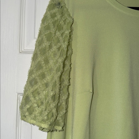Pale lime Green blouse with lace short sleeve - Picture 2 of 5